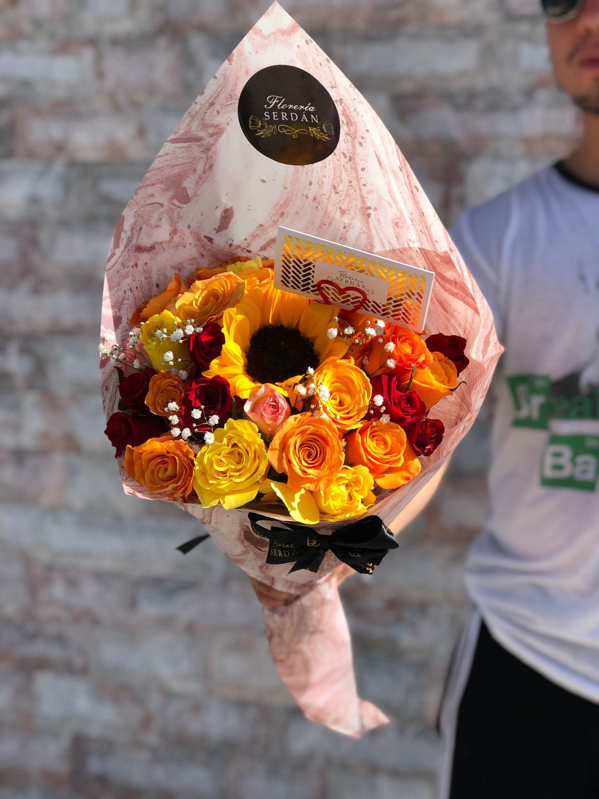 Ramo de 24 rosas con 1 girasol
