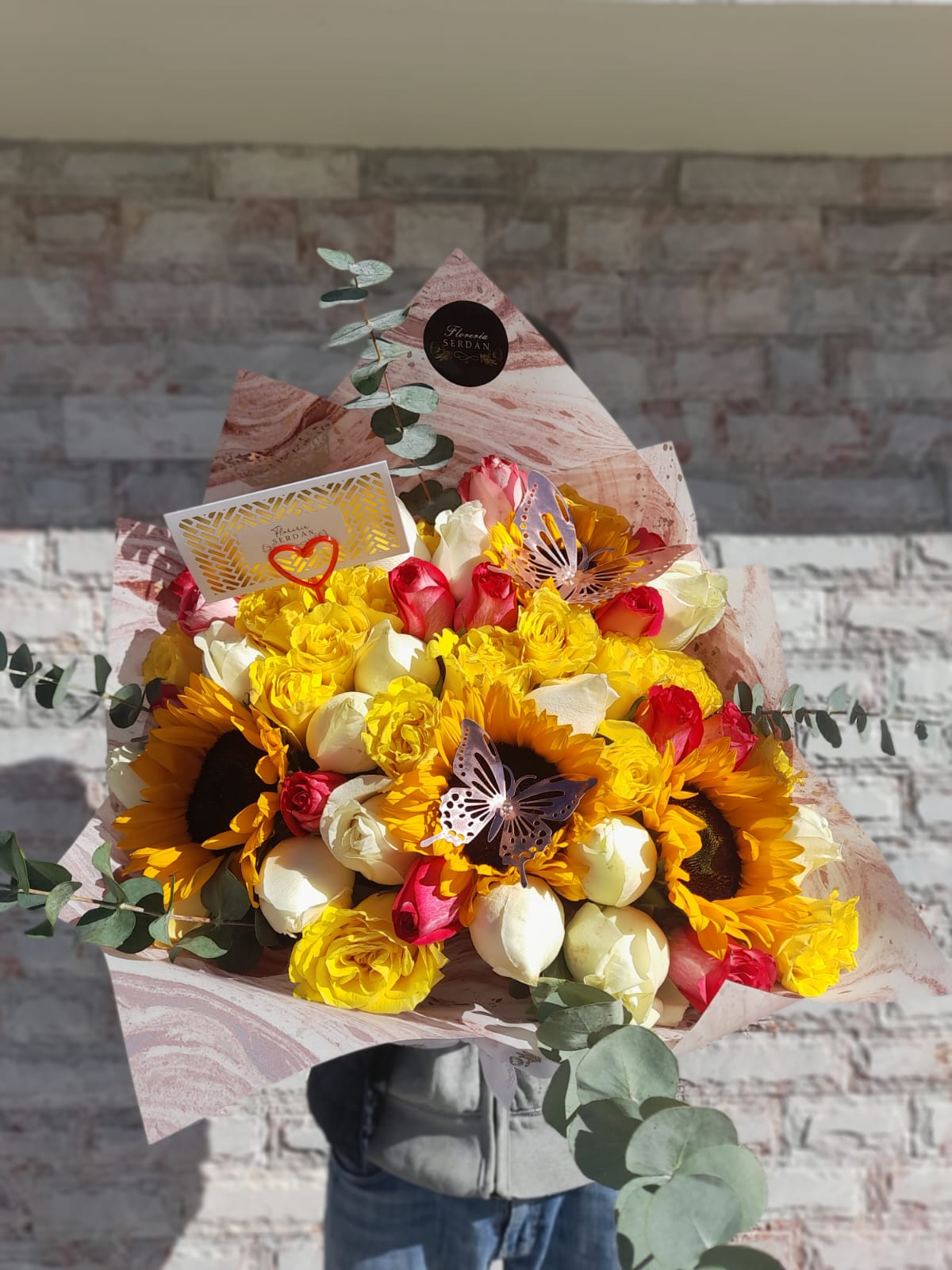 Ramo de 24 rosas con 10 girasoles