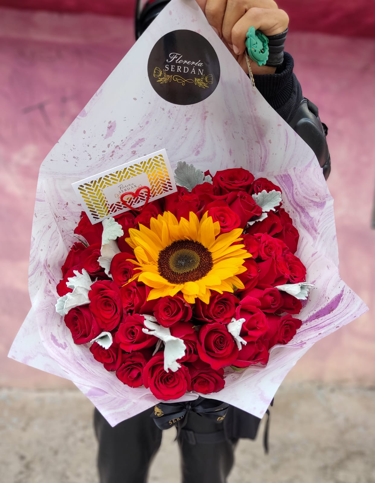 Ramo de 24 rosas con 1 girasol