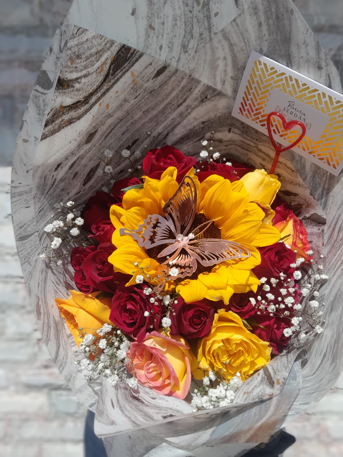 Ramo de 12 rosas con 1 girasol