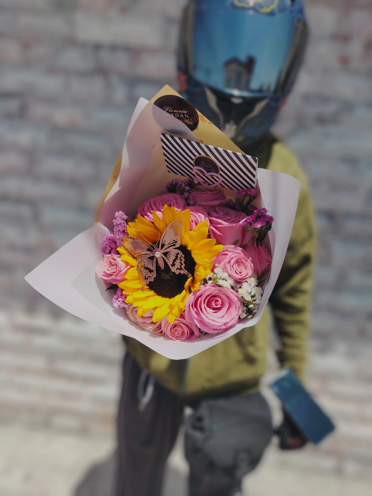 Ramo de 12 rosas con 1 girasol