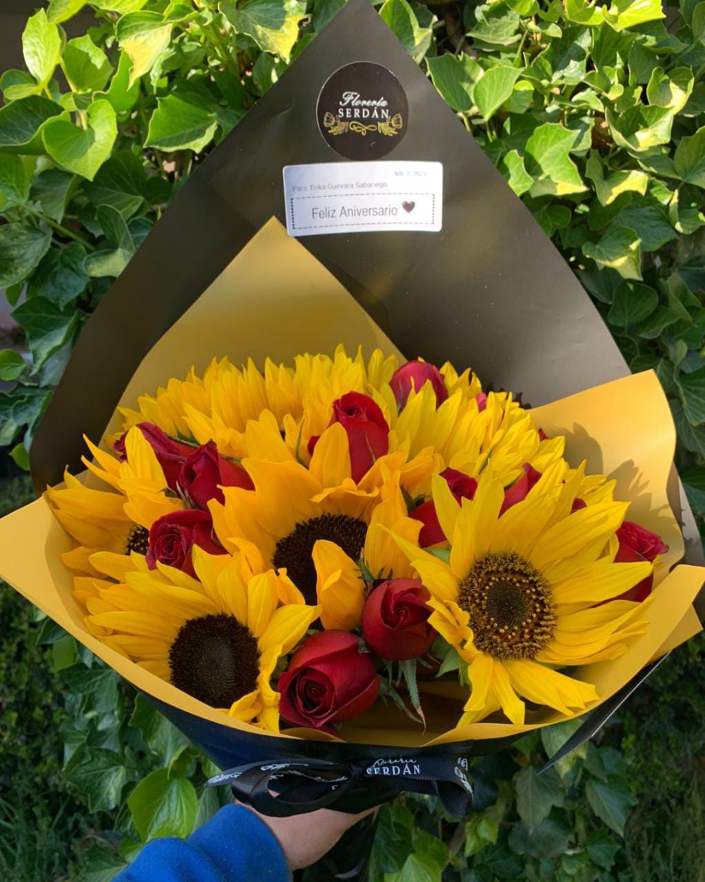 Ramo de 12 rosas con 10 girasoles