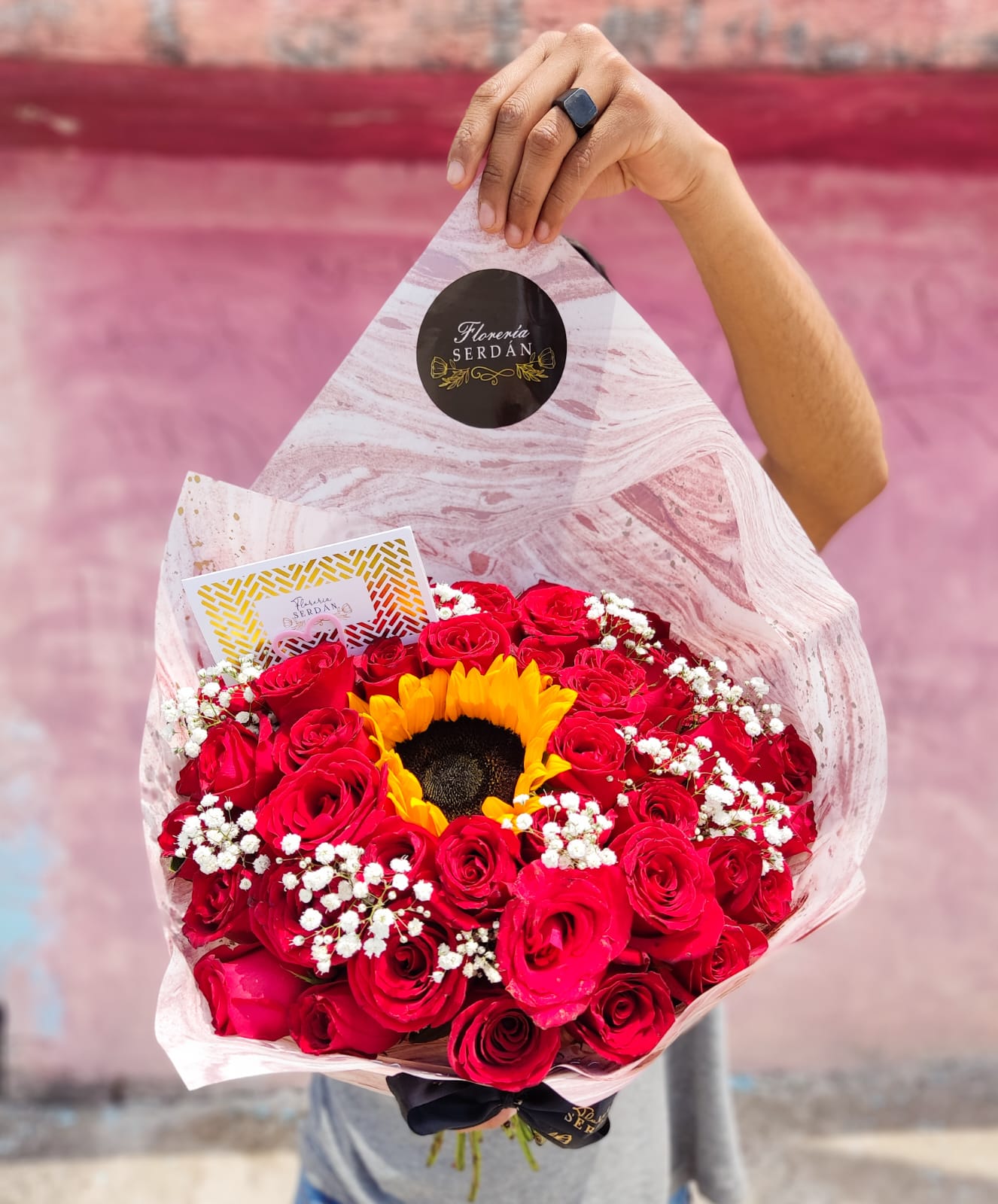 Ramo de 48 rosas con 1 girasol
