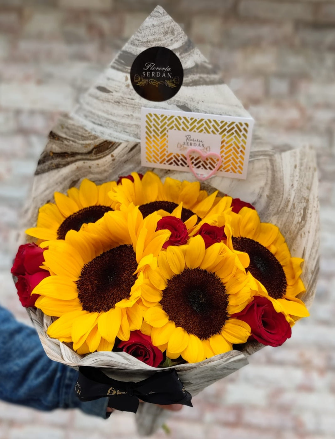 Ramo de 12 rosas con 5 girasoles